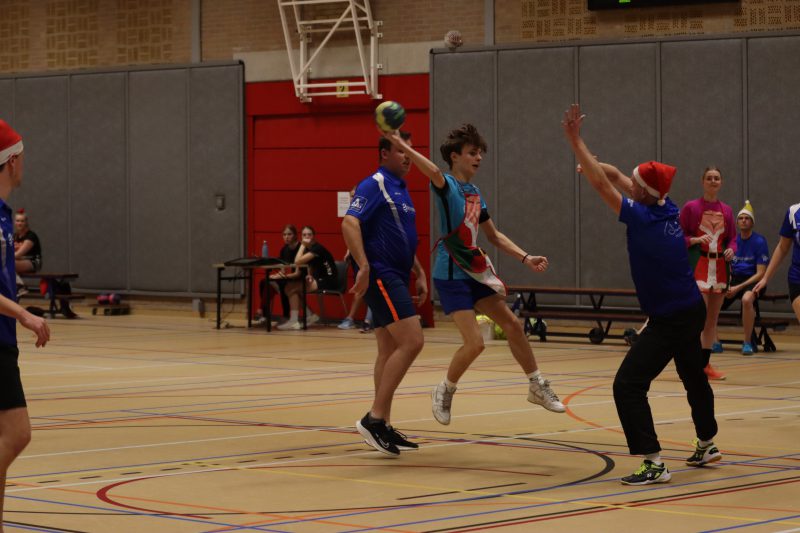 Familie kersthandballen toernooi