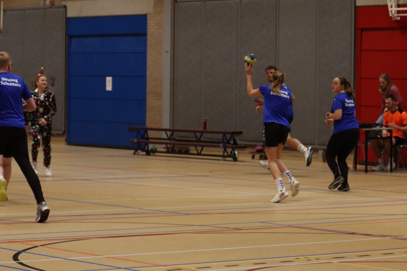 Familie kersthandballen toernooi