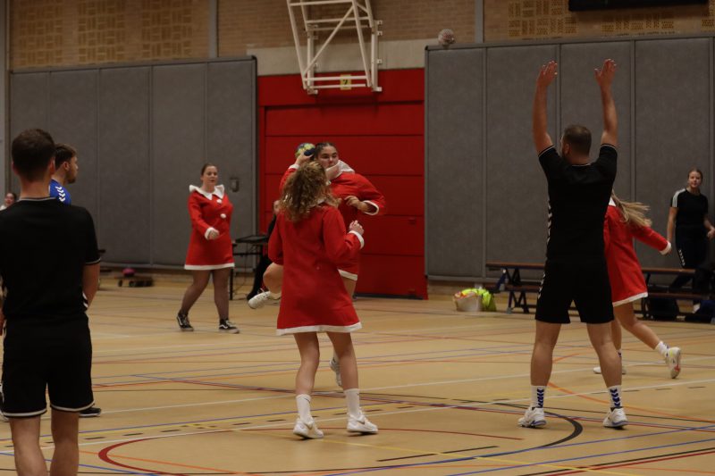 Familie kersthandballen toernooi